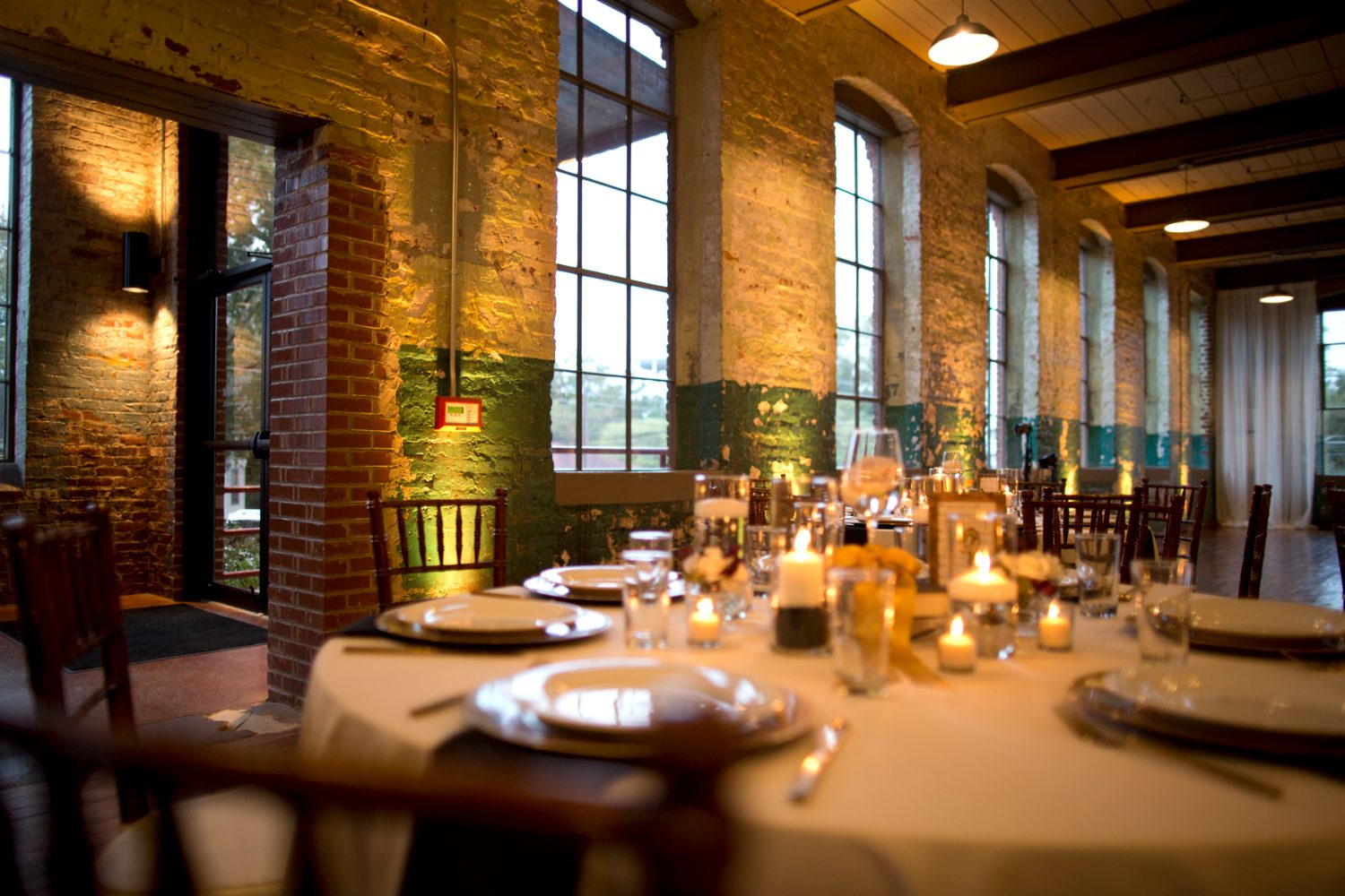 The same room with uplighting